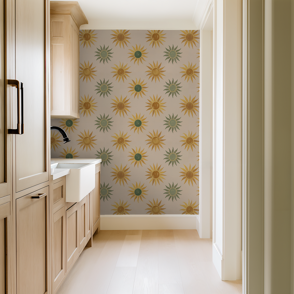 Verano wallpaper with golden suns and green motifs in a neutral kitchen setting