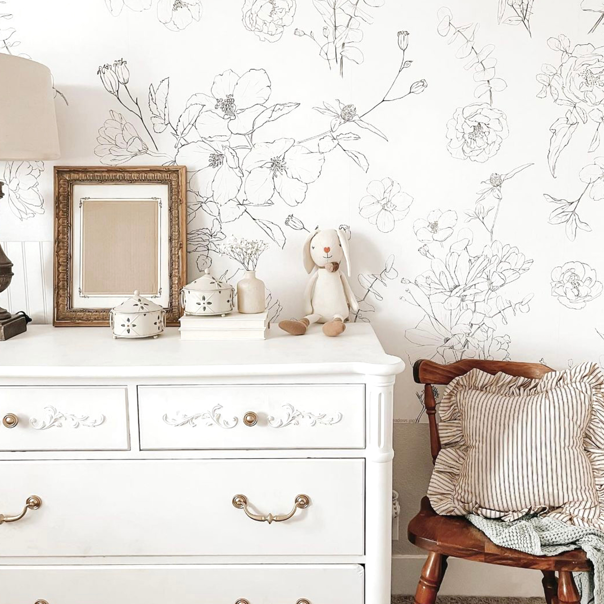 Lined Meadow Wallpaper - 8 FT H X 16 FT W Luxe Peel and Stick